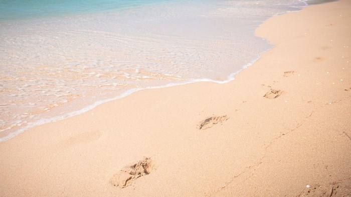 Fußabdrücke im Sand am Meer