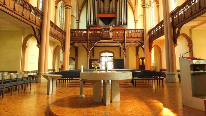 Lutherkirche Remscheid von innen mit Blick auf Altar und Orgel