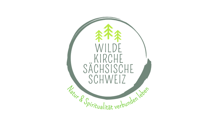 Logo der Wilden Kirsche Sächsische Weinwelt mit grünen Baum-Elementen und Text.