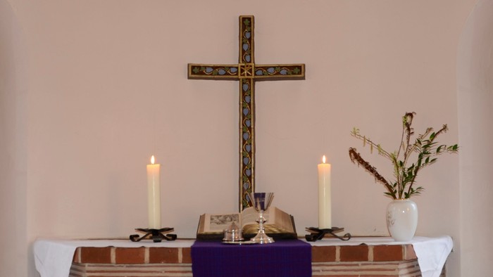 Altar im Gemeindehaus Lübars mit Abendmahlsgeschirr