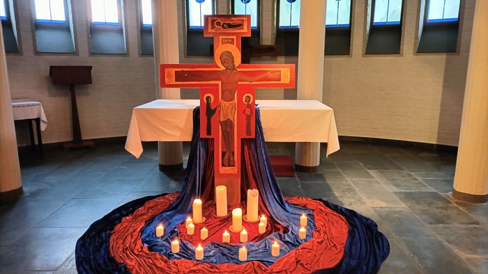 Ein großer roter Kelch mit Kerzen in einer Kirche