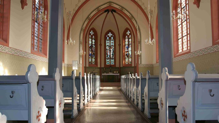 Innenraum der Steinheimer Kirche mit Blick auf den Altar