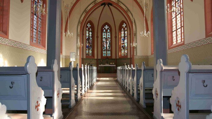 Innenraum der Steinheimer Kirche mit Blick auf den Altar