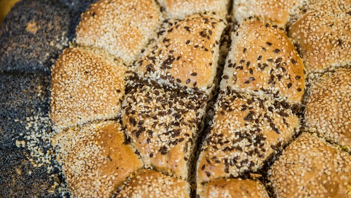 Bakede brødstykker med sesamfrø.