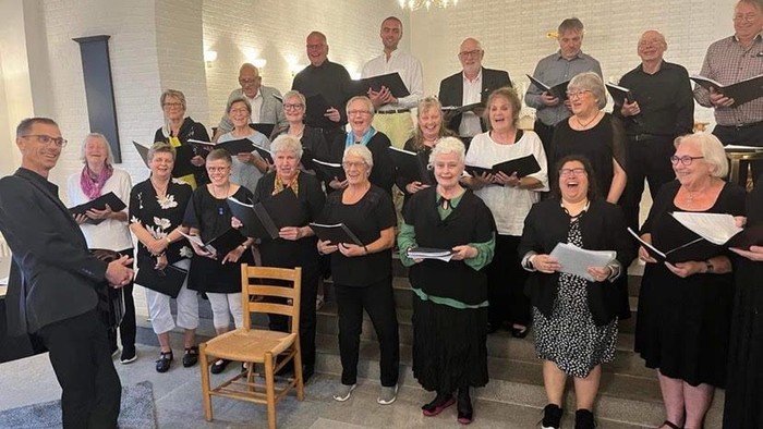 En korgruppe optræder i kirke.