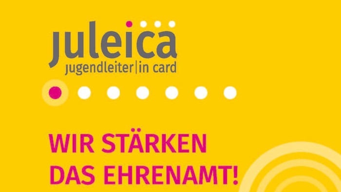 Das Bild zeigt ein leuchtend gelbes Design mit dem Logo von Juleica und dem Slogan