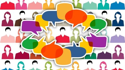 Viele farbenfrohe Figuren mit Sprechblasen in der Mitte