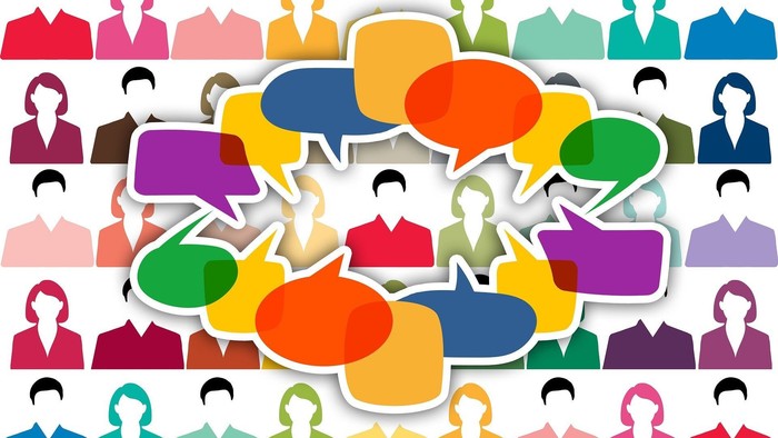 Viele farbenfrohe Figuren mit Sprechblasen in der Mitte