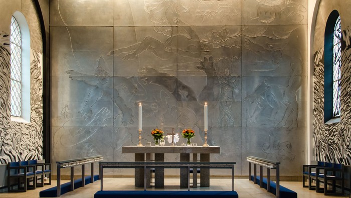 Indre del af kirke med alter og bænke