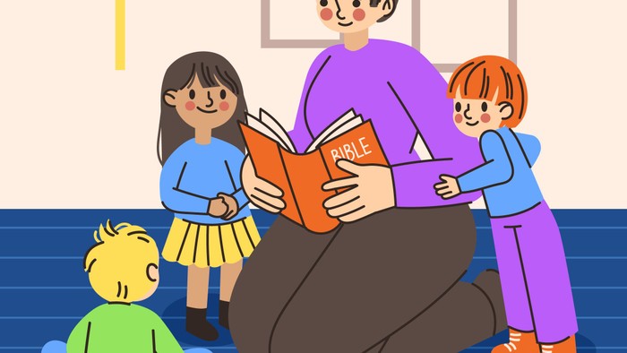 Eine Frau liest drei Kindern in einer Kirche aus der Bibel vor.