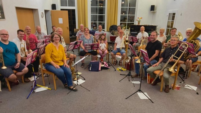 Eine Gruppe von Musikern proben in einem Raum