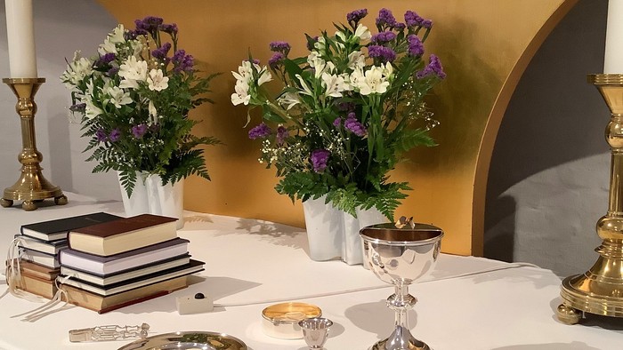 Bord med blomster, boger og sølvbrug