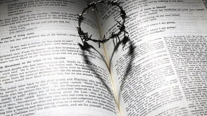 Bibel, Dornenkranz, der einen Herzschatten wirft