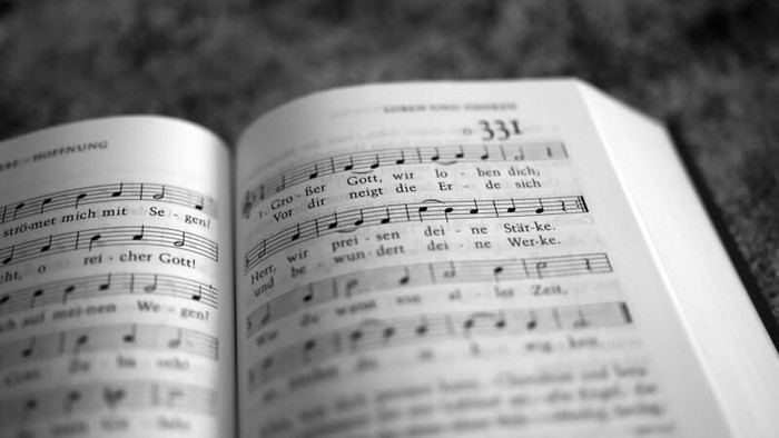 Öffne die Gesangbuchseite mit deutscher Chormusik und Texten in Schwarz-Weiß.