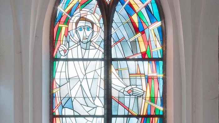 Bunte Kirchenfenster mit religiösen Motiven