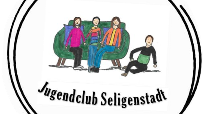 3 Personen in bunten Oberteilen sitzen auf einem Grünen Sofa. Daneben sitz noch jemand auf dem Boden. Unten drunter steht der Schriftzug Jugendclub Seligenstadt. Alles zusammen ist in zwei Schwarze Kringel eingegreist.