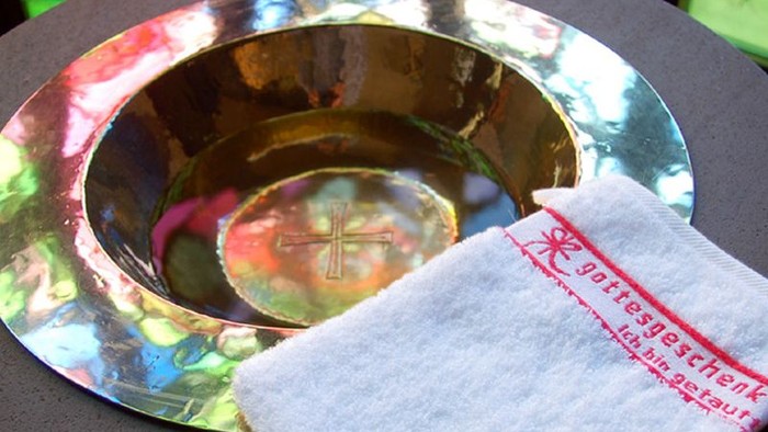 Weißes Tuch mit rotem Text auf goldenem Tablett