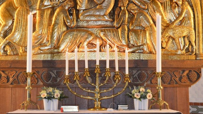 Guldhætte med levende scener og syvarmet candelabre