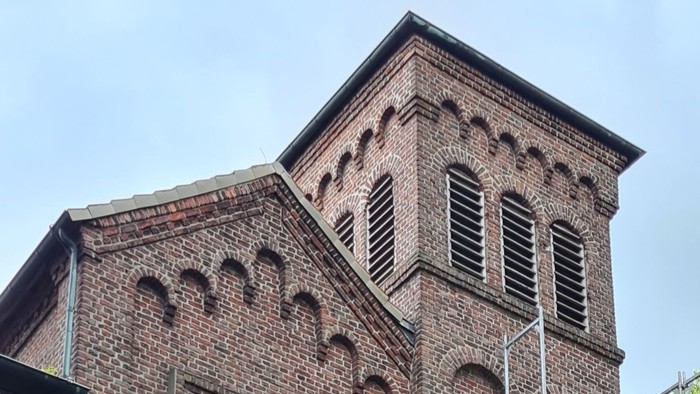 Antoniuskirche mit Turm schräg von unten fotografiert