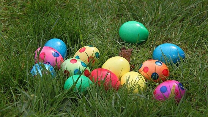 Farvede æg på græsplænen