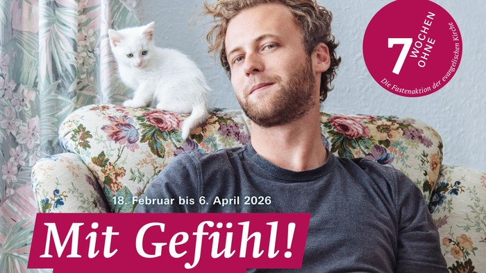 Aktionsplakat mit jungem Mann, der auf einem Sessel sitzt, mit kleiner weißer Katze auf der Lehne