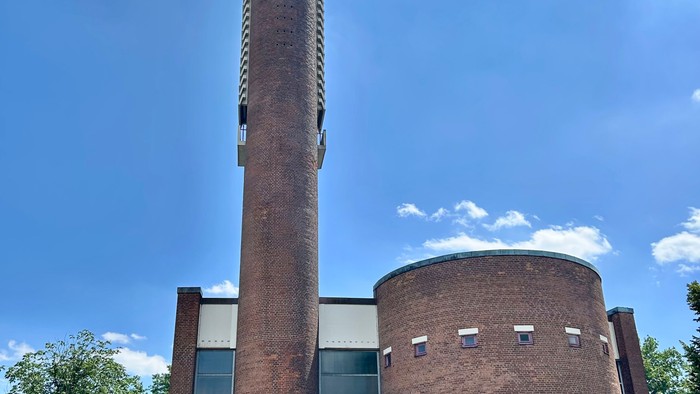 Gebäude mit hohem Schornstein und modernen Fenstern