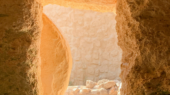 Ein natürlicher Felsentunnel mit Licht am Ende