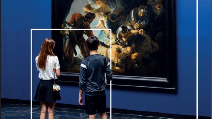 Einladungsplakat für eine Konfirmationsfeier 2026 mit Personen, die ein Gemälde in einem Museum betrachten.