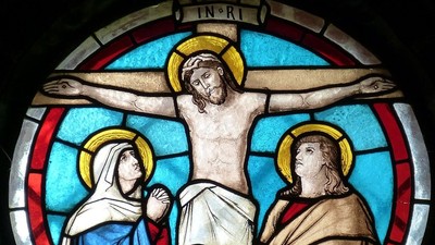 Glassmaleri af Jesus på korset med Maria og Johannes