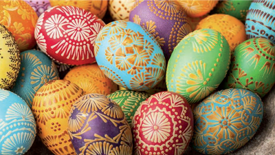 Bunte Ostereier med dekorative mønstre og farver.