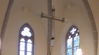 Kirchenaltar mit Kerzen und Blumen