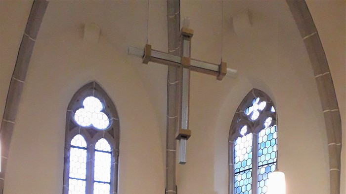 Kirchenaltar mit Kerzen und Blumen