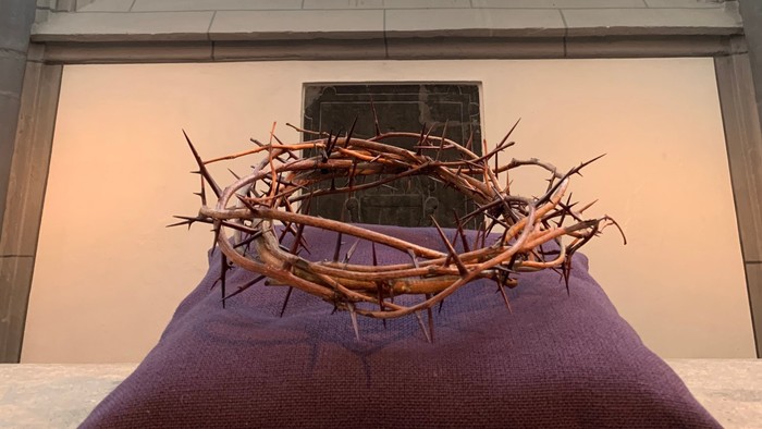 Kronen-Darstellung vor Kirchenfenster