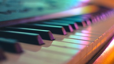 En tæt opkostning af et piano med fiolette nøgler.