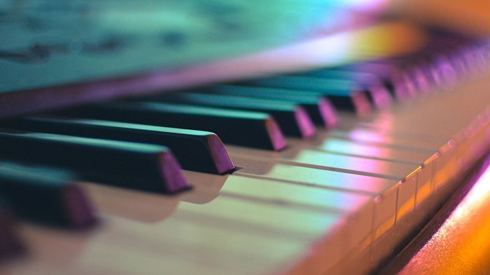 En tæt opkostning af et piano med fiolette nøgler.