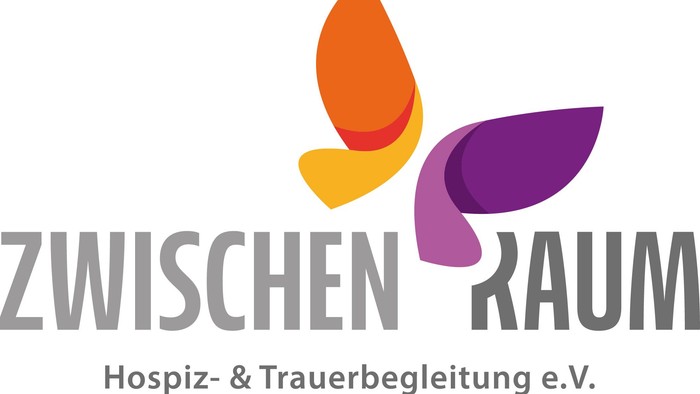 Logo für den Hospiz- und Trauerbegleitungsverein „Zwischen Raum“ mit farbenfrohem, blattähnlichem Grafikelement.