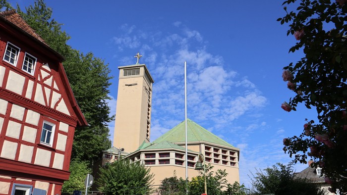 Kirche Niederursel von vorn