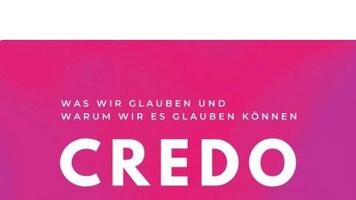 Bunte Grafik mit der Aufschrift „Credo“ und deutschem Text, der Überzeugungen und Gründe für den Glauben in fetten weißen Buchstaben erklärt.