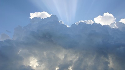 Store, flaue skyer under et klart blå himmel.