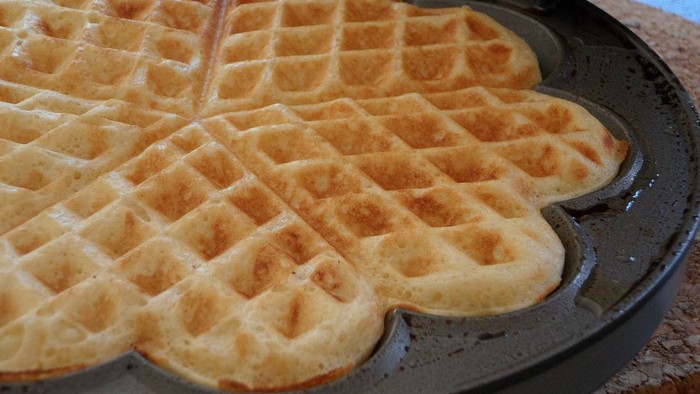 Waffeleisen mit goldbraunen Waffeln
