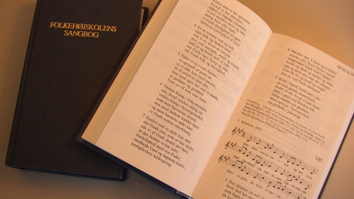 En håndskrevet bog med musik og noter.