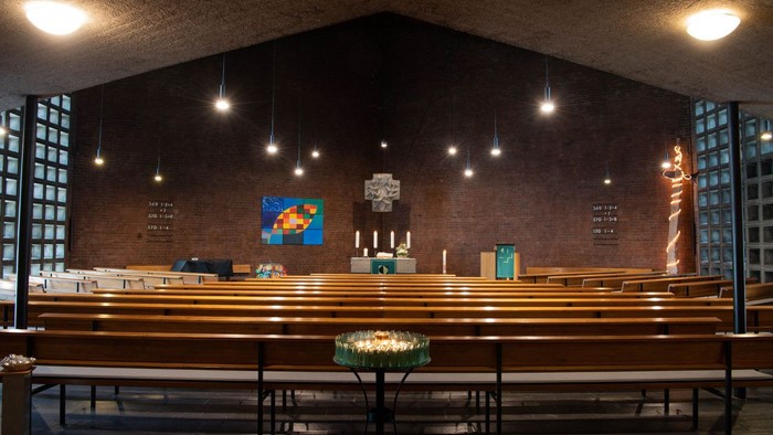 Die Kirche mit Holzgestühl, Altar und Kreuzigungsgruppe