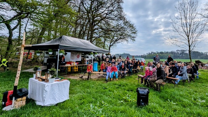 Osterandacht auf der Wiese vor dem Thiergarten bei Schlamersdorf