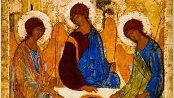 Byzantinisch-stilvolle religiöse Ikone, die die Heilige Dreifaltigkeit in göttlichem Gespräch sitzend darstellt.