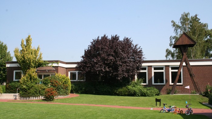 Ein großes Haus mit Garten, Kinder spielen im Gras
