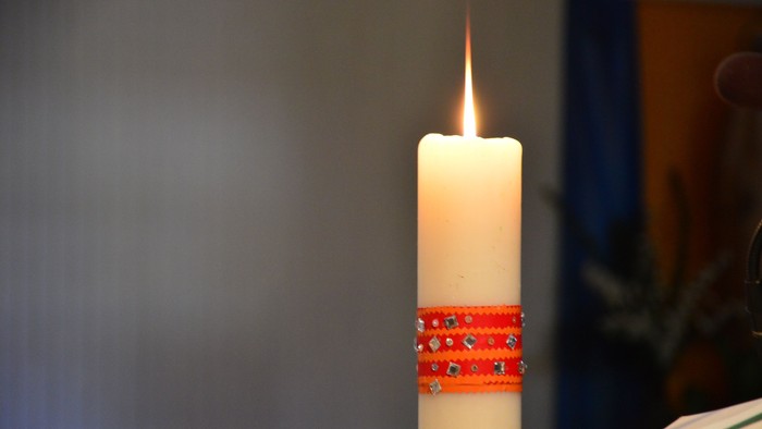 En lysende lysekone med rød bånd om.