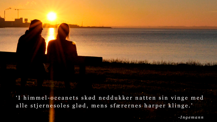 To mennesker betragter solnedgangen ved havet med poetisk tekst og en rolig glød.