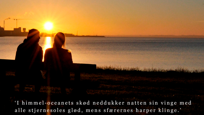 To mennesker betragter solnedgangen ved havet med poetisk tekst og en rolig glød.