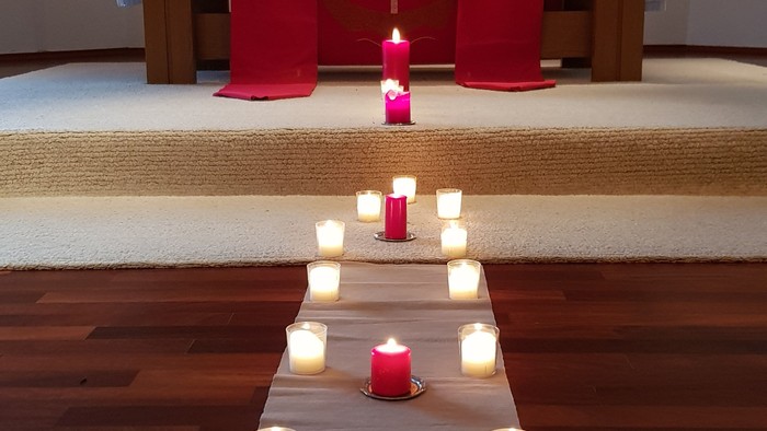 Kirchliche Innenansicht mit brennenden Kerzen und Altar