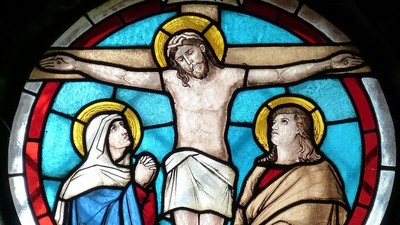 Glassmaleri af Jesus på korset med Maria og Johannes